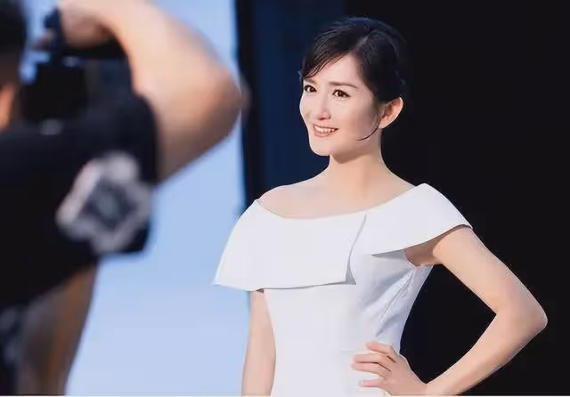 42歲的謝娜，終於為自己的「裝瘋賣傻」付出了代價
