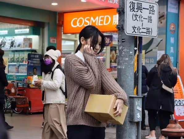 采子被直擊路邊崩潰爆哭! 全素顏「憔悴失神畫面」曝光