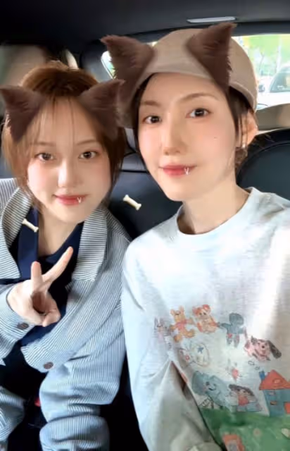 高露曬與女合影,驚現15歲女兒,婚姻狀況引關注,美貌基因強大
