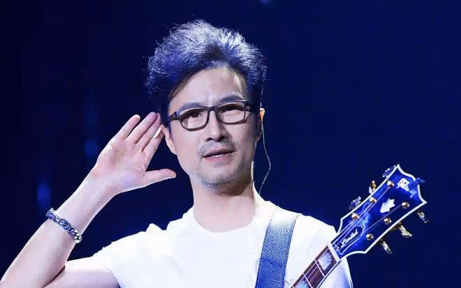 汪峰疑曝新戀情，美女相伴外出，幸福日子惹人羨？
