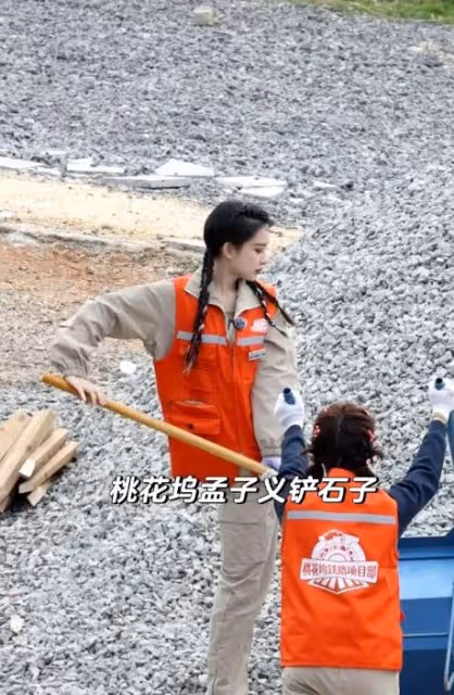 孟子義《桃花塢》中努力鏟石子，網友：這是被發配到嶺南了嗎？