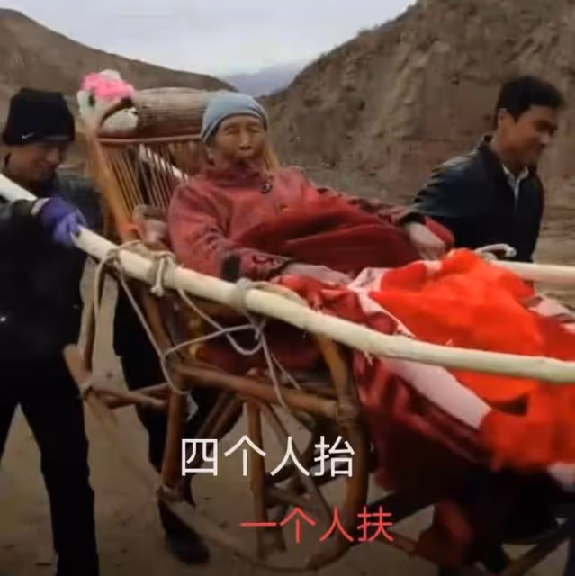 9旬老人回娘家掃墓,子孫用藤椅抬了8里地,希望明年還能來