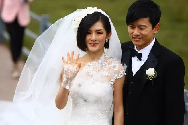 張傑謝娜帶三娃游迪士尼，幸福瞬間曝光，引發熱議