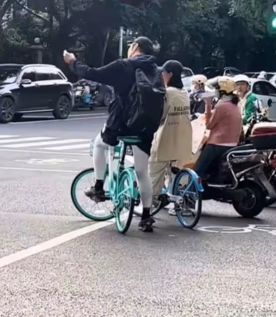 金世佳夫婦甜蜜騎行，幸福生活曝光，低調環保成焦點