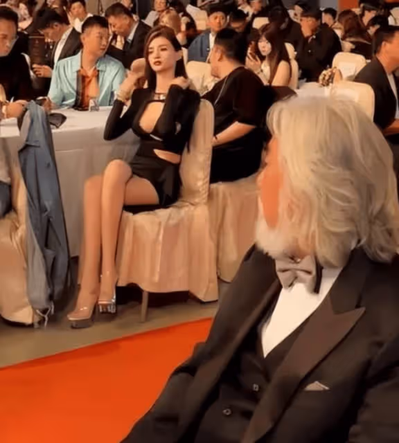 張紀中的「好色成性」翻車了!偷瞟美女姿色,讓他想入非非!