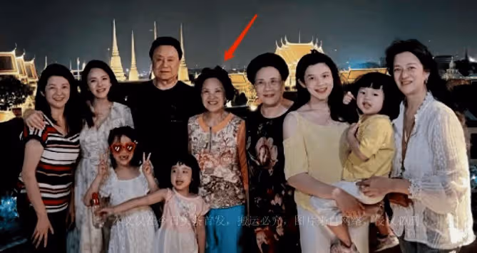伊能靜國外度假,7歲小米粒和媽媽穿母女裝,瘦高個氣質很淑女