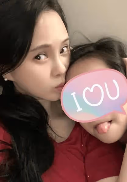 伊能靜國外度假,7歲小米粒和媽媽穿母女裝,瘦高個氣質很淑女