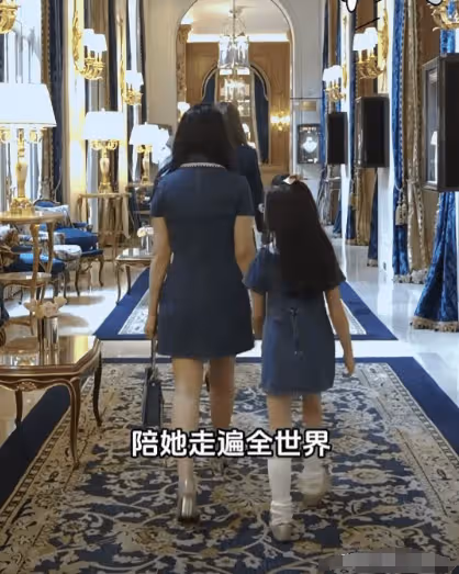 伊能靜國外度假,7歲小米粒和媽媽穿母女裝,瘦高個氣質很淑女