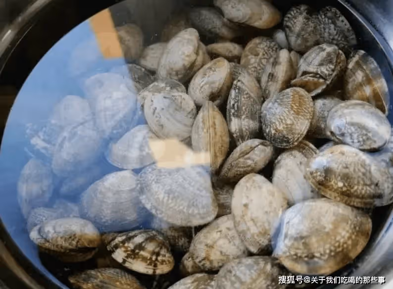 洗花甲時,有人用鹽,有人用油!老漁民:都不對,教您最正確做法