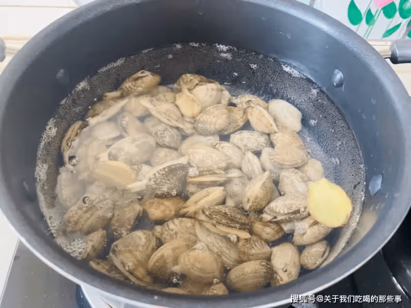 洗花甲時,有人用鹽,有人用油!老漁民:都不對,教您最正確做法