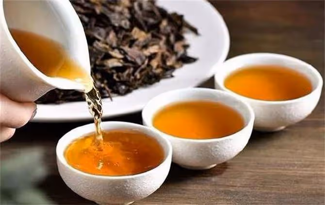 秋天喝茶有講究，綠茶好還是紅茶好呢？區別很大，很多人都錯了
