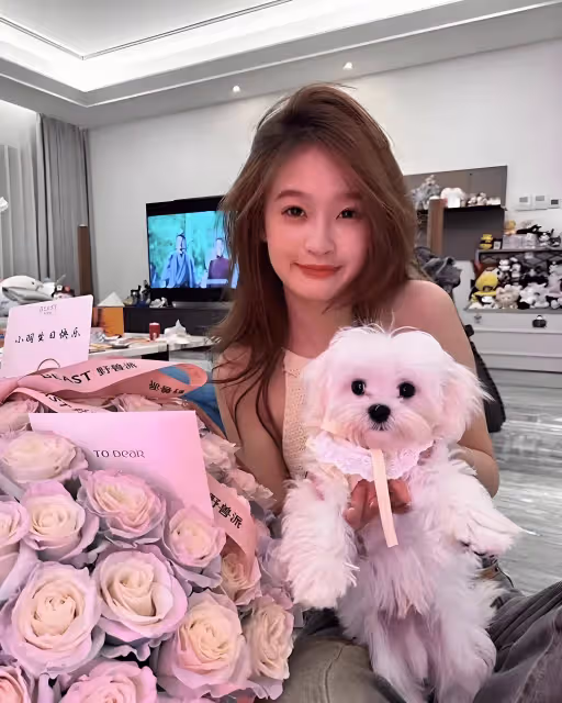 小羽和王思聰分手後狀態不好坦言:差點活不下來!直播時拿鞋懟人