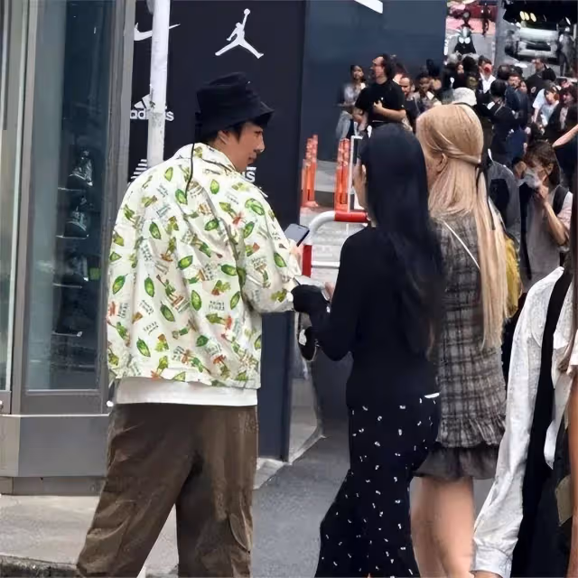 小羽和王思聰分手後狀態不好坦言:差點活不下來!直播時拿鞋懟人