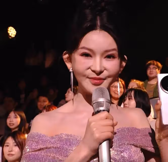 《歌手》新主持人長相奇怪，滿臉科技感，今昔對比判若兩人