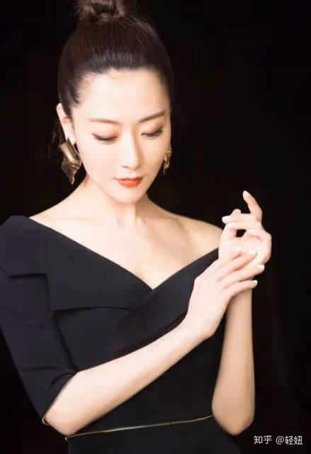 白冰靚麗寫真露出事業線!膚白貌美魔鬼身材太性感火辣