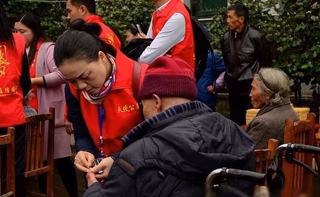 「騙」了我們30年，韓紅父親原來是家喻戶曉的他，難怪都不敢得