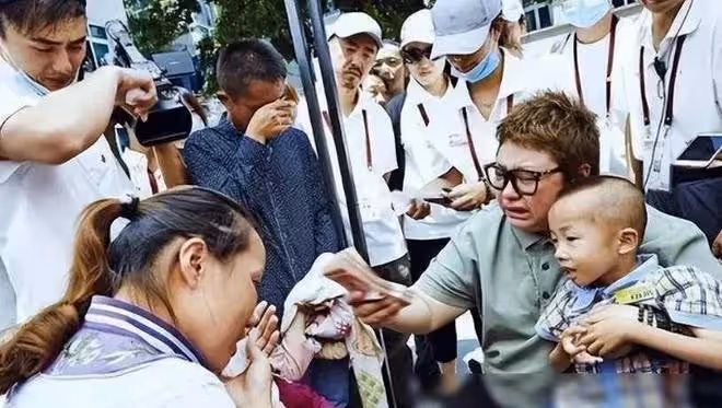 「騙」了我們30年，韓紅父親原來是家喻戶曉的他，難怪都不敢得
