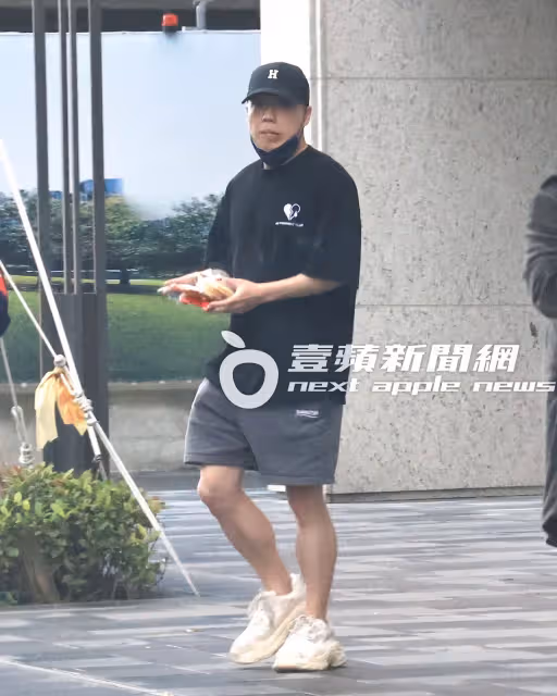 壹蘋10點強打｜Toyz明入獄！先拉篠崎泫台北看房　來去香閨冒出他媽（狗仔直擊）