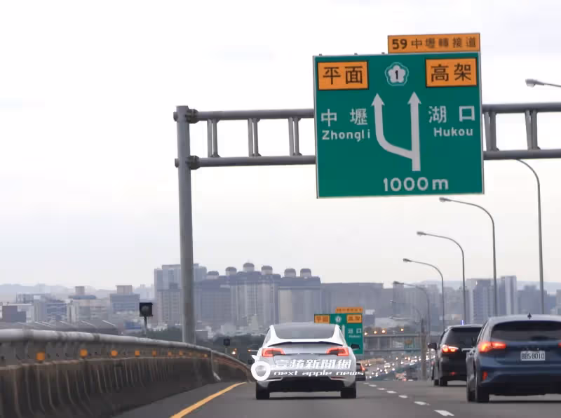 壹蘋10點強打｜Toyz明入獄！先拉篠崎泫台北看房　來去香閨冒出他媽（狗仔直擊）
