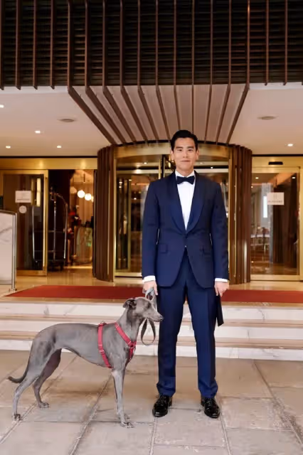 坎城影展｜彭于晏帥氣登紅毯　萌犬梅西現蹤成亮點
