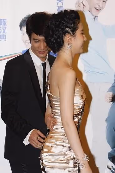 劉亦菲看王力宏眼神滿滿「嫌棄」?下秒攝影師震撼「視角」:他那「手勢」更嚇人