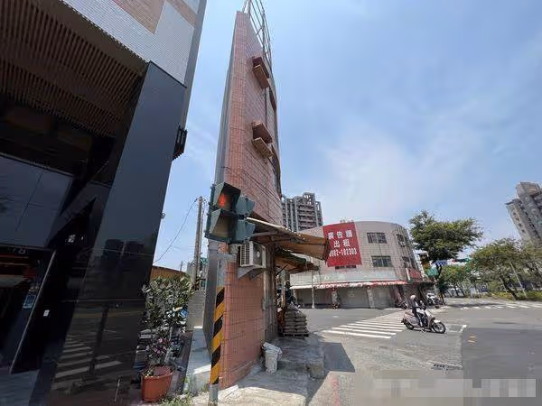 寬度才6塊磚頭!高雄驚見「三層樓紙片屋」網驚怎麼住人,在地人笑「屋主真的賺翻」揭驚人內幕