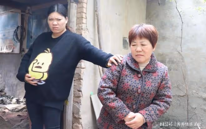 兒媳怒斥老家賊,花錢雇婆婆照顧月子,卻拿孩子金鎖給外孫
