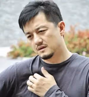 後續！前員工爆李亞鵬黑料：李亞鵬現身回應，背地裡有高人指點