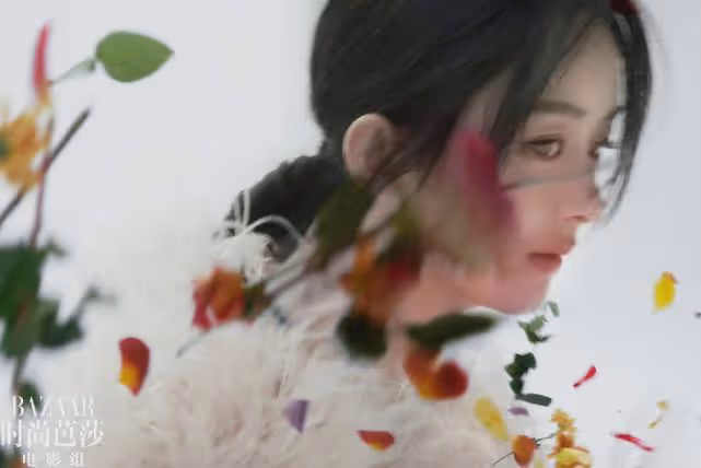 趙麗穎登大刊享頂流待遇！穿高定禮服被寵成親閨女，繁花造型封神