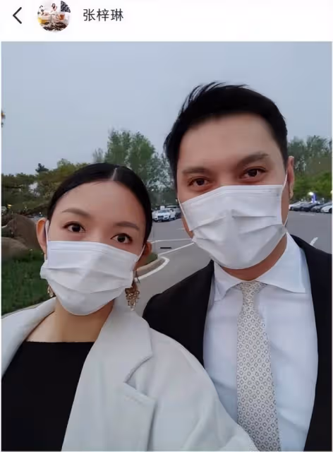 張梓琳被寵成少女!穿禮服裙手捧玫瑰花太嬌艷,老公卻發福厲害