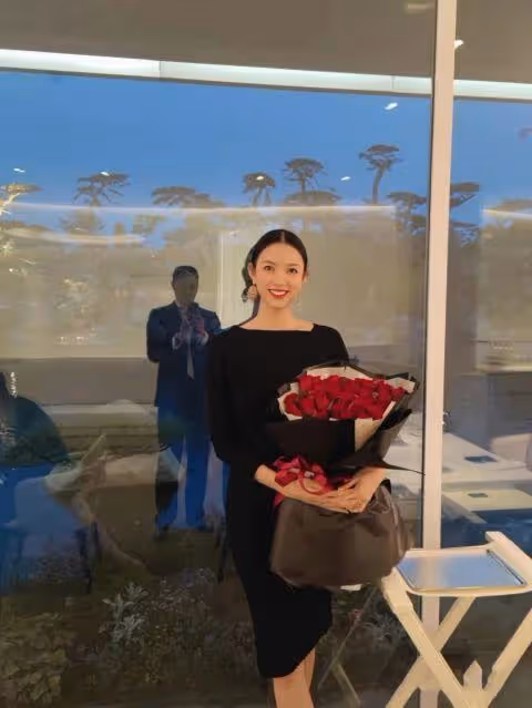 張梓琳被寵成少女!穿禮服裙手捧玫瑰花太嬌艷,老公卻發福厲害