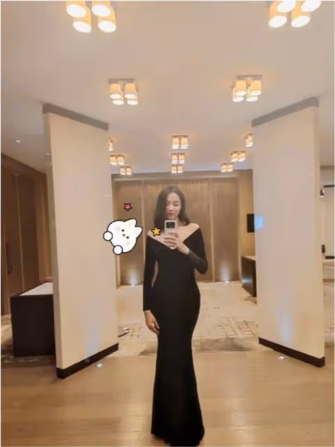 張梓琳被寵成少女!穿禮服裙手捧玫瑰花太嬌艷,老公卻發福厲害