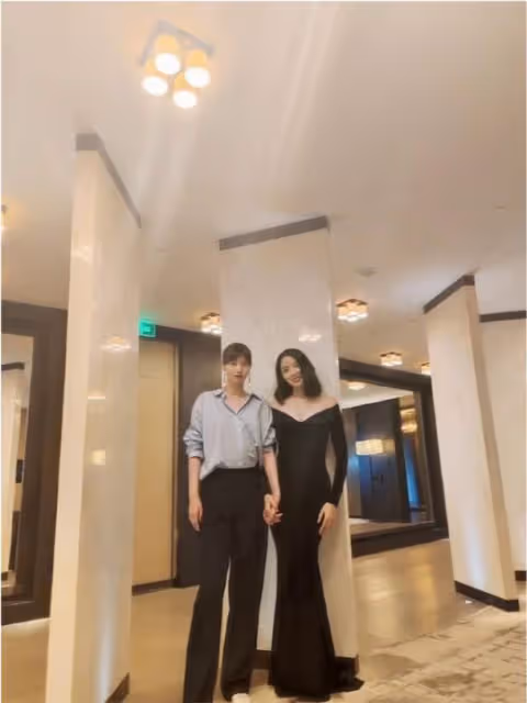 張梓琳被寵成少女!穿禮服裙手捧玫瑰花太嬌艷,老公卻發福厲害