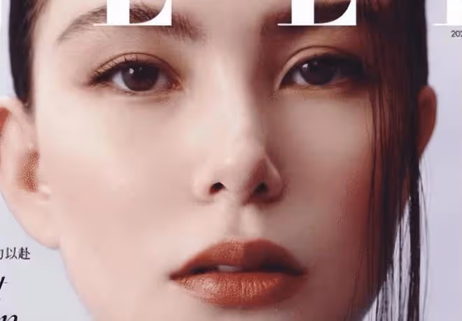 昆凌帶女兒登頂級大刊!穿黑裙巧遮孕肚,懟臉拍硬是凹出超模範