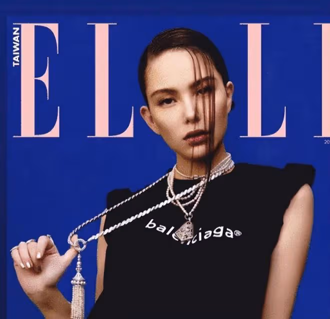 昆凌帶女兒登頂級大刊!穿黑裙巧遮孕肚,懟臉拍硬是凹出超模範