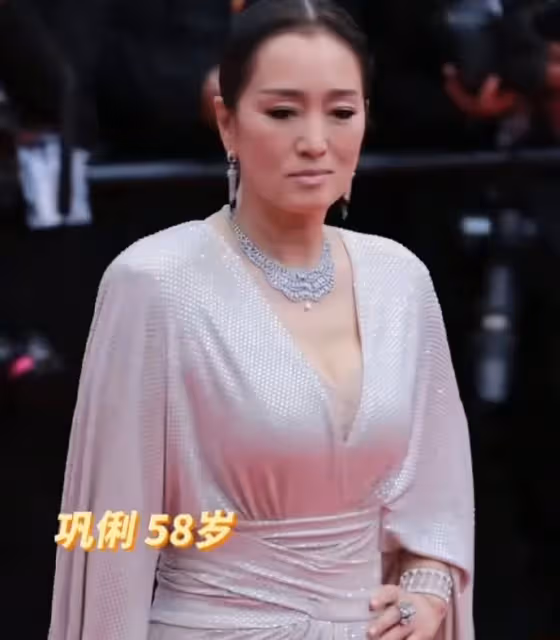 鞏俐，坎城紅毯上的氣場女王，自然老去依舊美麗動人