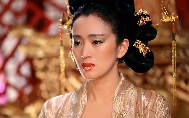 鞏俐，坎城紅毯上的氣場女王，自然老去依舊美麗動人
