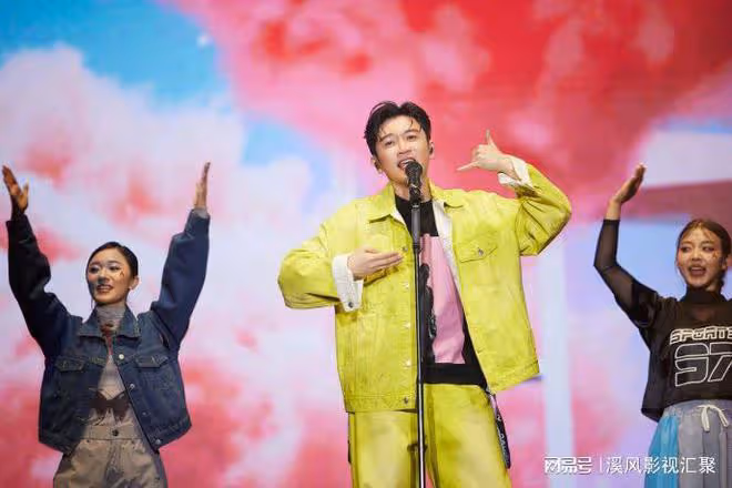 03版倚天屠龍記3美再聚，支持蘇有朋演唱會，88歲容嬤嬤到場淚目