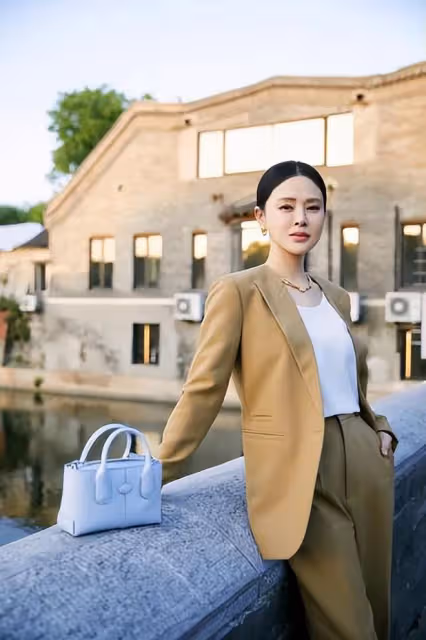 佟大為老婆曬與女兒合照，小美女像爸又像媽，身高超一米七好漂亮