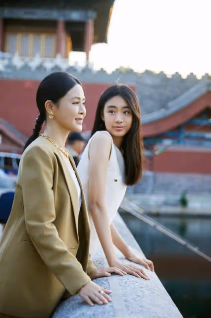 佟大為老婆曬與女兒合照，小美女像爸又像媽，身高超一米七好漂亮