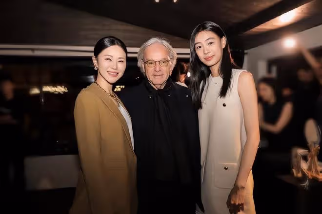 佟大為老婆曬與女兒合照，小美女像爸又像媽，身高超一米七好漂亮