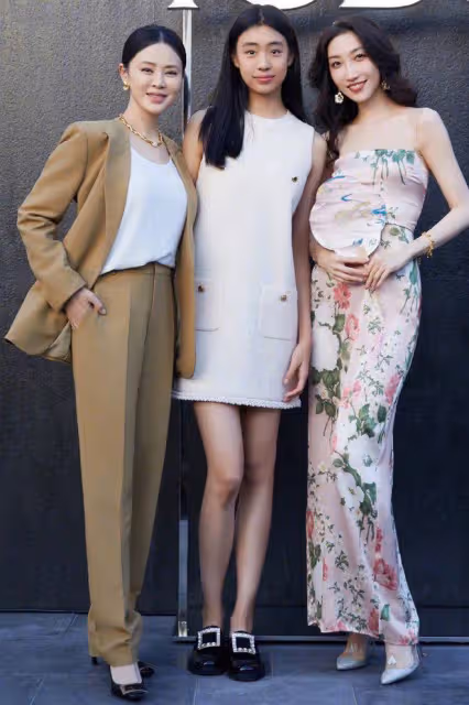 佟大為老婆曬與女兒合照，小美女像爸又像媽，身高超一米七好漂亮