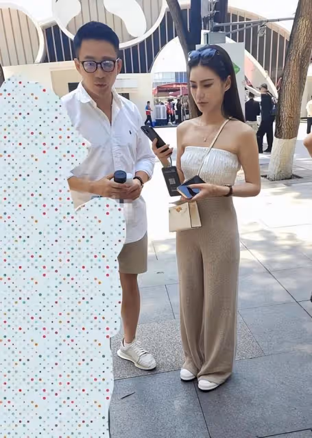 汪小菲帶小梅看大熊貓，給她拿防曬霜，小梅穿衣引發熱議 ​​​