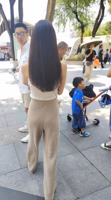 汪小菲帶小梅看大熊貓，給她拿防曬霜，小梅穿衣引發熱議 ​​​