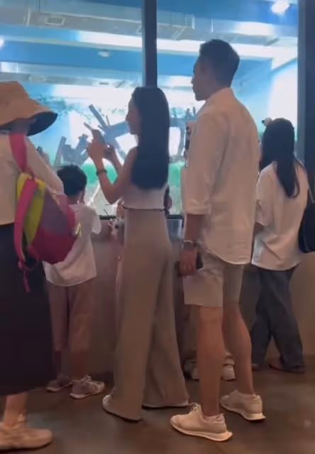 汪小菲帶小梅看大熊貓，給她拿防曬霜，小梅穿衣引發熱議 ​​​