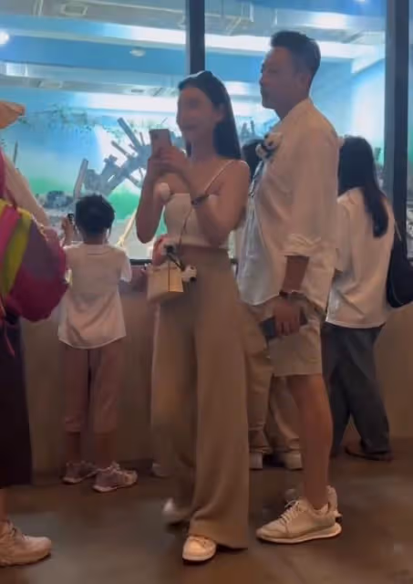 汪小菲帶小梅看大熊貓，給她拿防曬霜，小梅穿衣引發熱議 ​​​