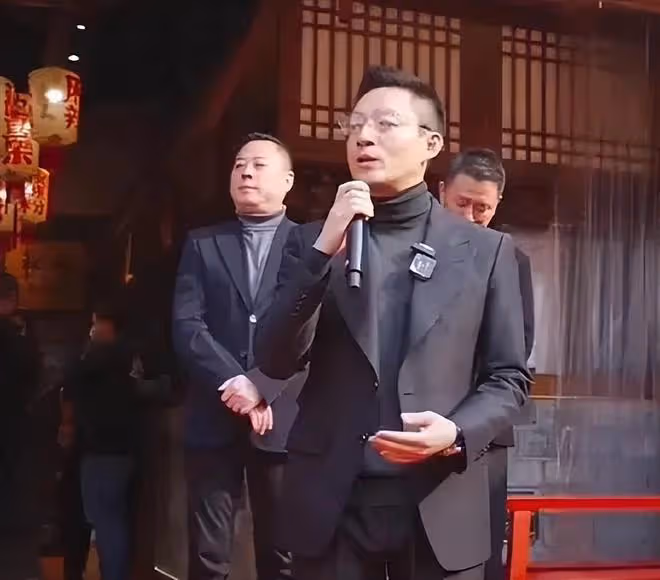 汪小菲帶小梅看大熊貓，給她拿防曬霜，小梅穿衣引發熱議 ​​​