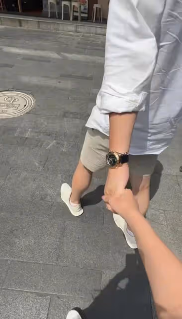 汪小菲帶小梅看大熊貓，給她拿防曬霜，小梅穿衣引發熱議 ​​​