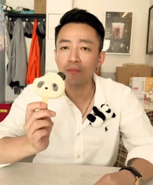 汪小菲帶小梅看大熊貓，給她拿防曬霜，小梅穿衣引發熱議 ​​​