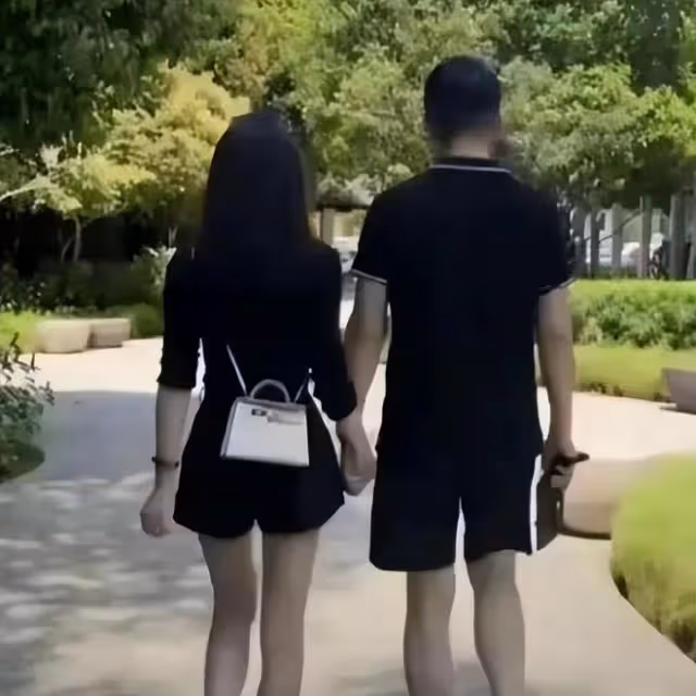 汪小菲帶小梅看大熊貓，給她拿防曬霜，小梅穿衣引發熱議 ​​​